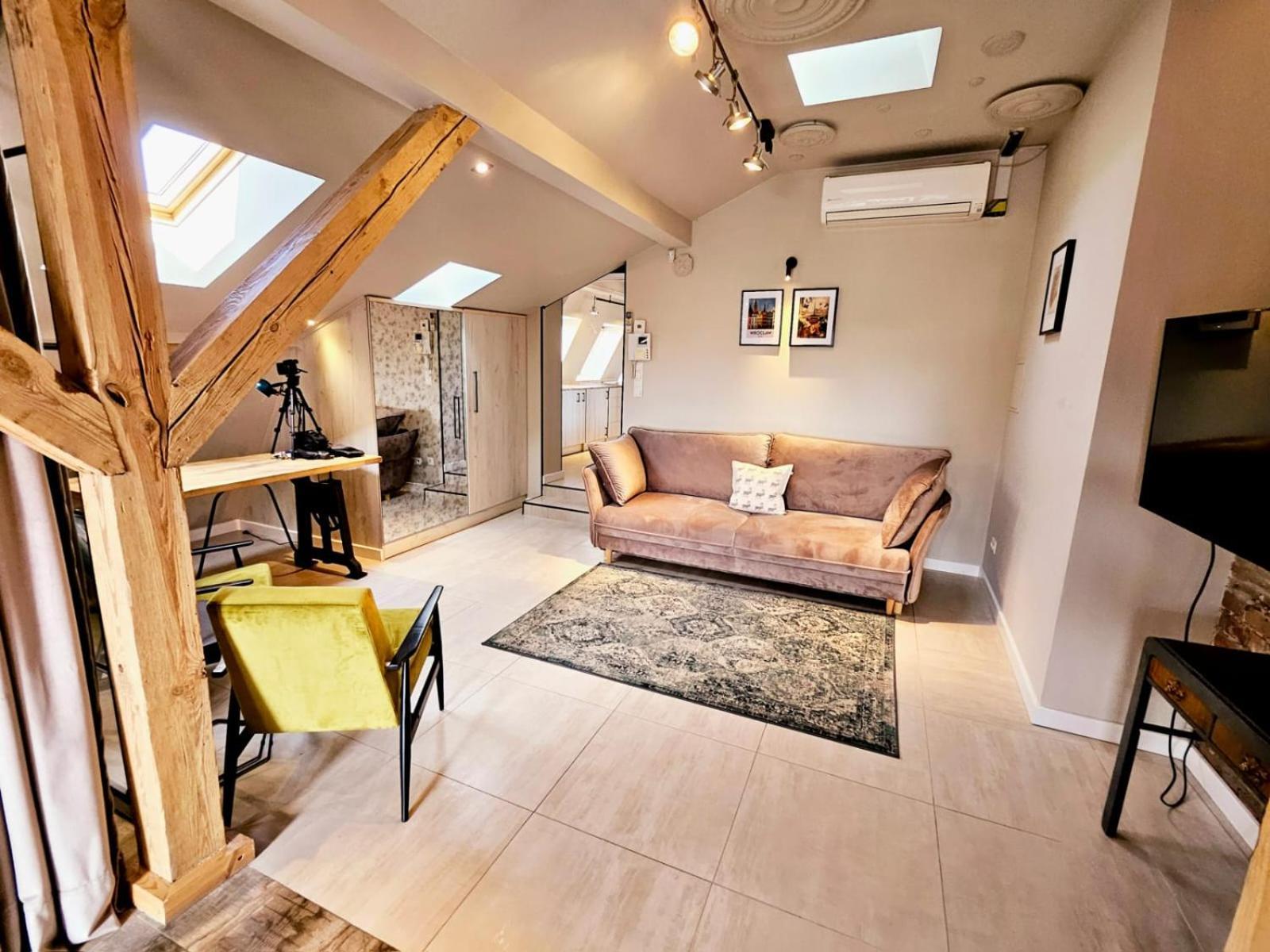 Golden Rooftop Apartment-oldtown